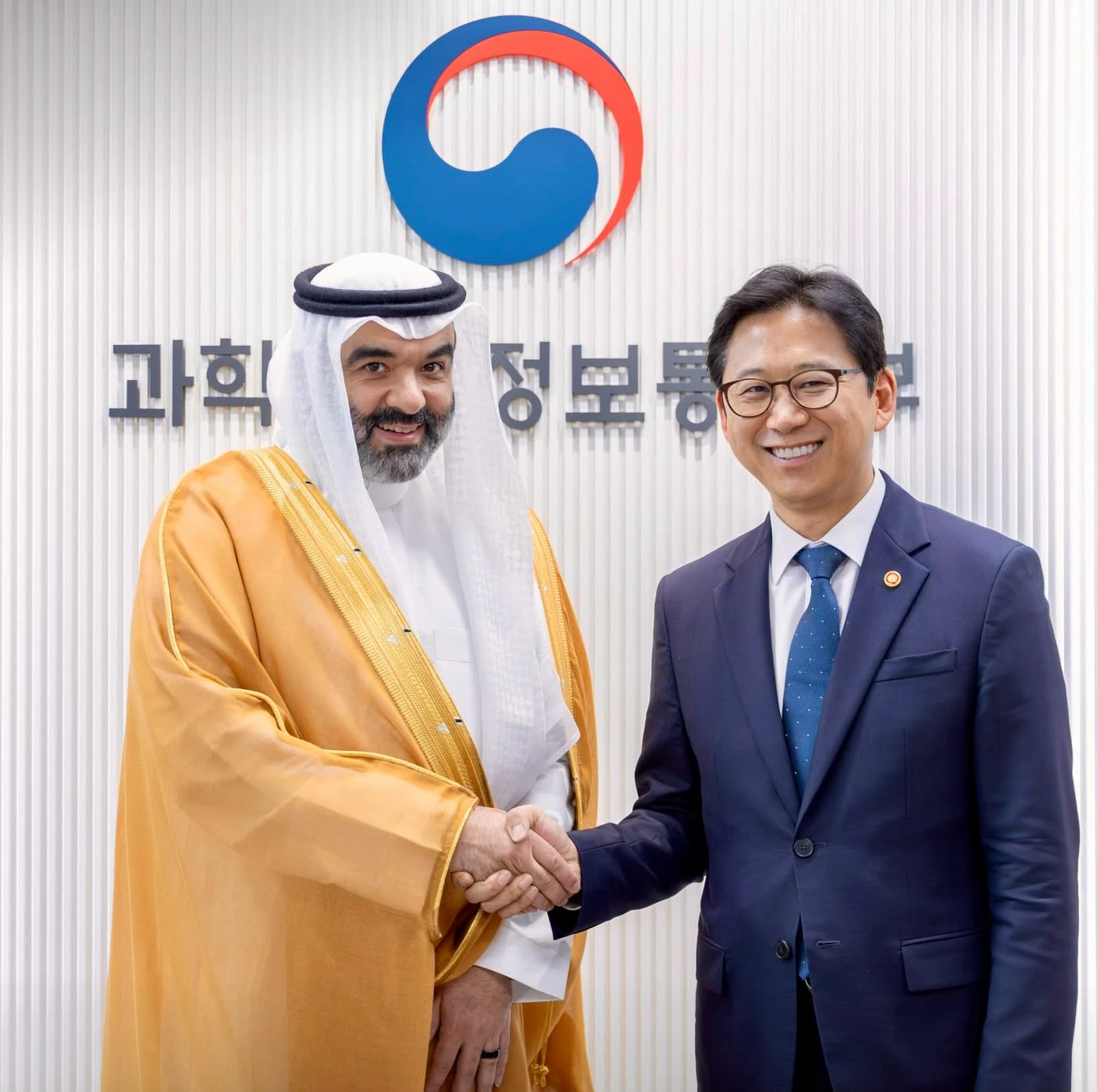 وزير الاتصالات وتقنية المعلومات يبحث في كوريا الجنوبية توسيع الشراكات ويلتقي الطلبة السعوديين