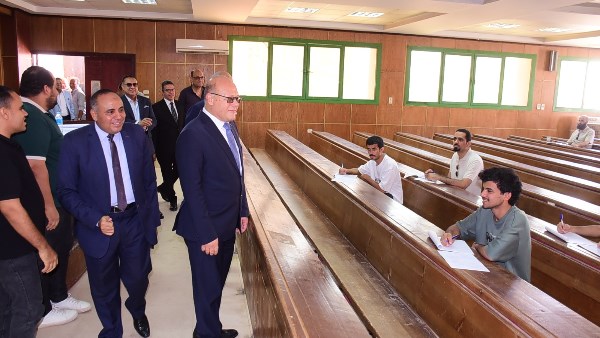736 طالبًا وطالبة يؤدون امتحانات الدراسات العليا بكلية التجارة.. ورئيس جامعة سوهاج يطمئن
