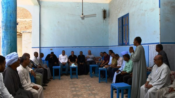 محافظ أسوان يعقد لقاء جماهيريا مع أهالي السلسلة بـ كوم أمبو