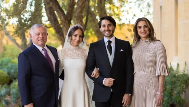 ملك الأردن يصطحب ابنته الأميرة إيمان وزوجها إلى مطعم بمناسبة عيد ميلادها (فيديو)