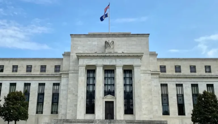 إجراء قد يغضب ترامب… المركزي الأميركي يرفع معدلات الفائدة لأول مرة منذ 2023