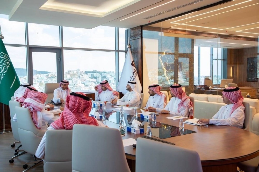 أمين عسير يلتقي رجال الأعمال والمستثمرين لتعزيز الشراكة