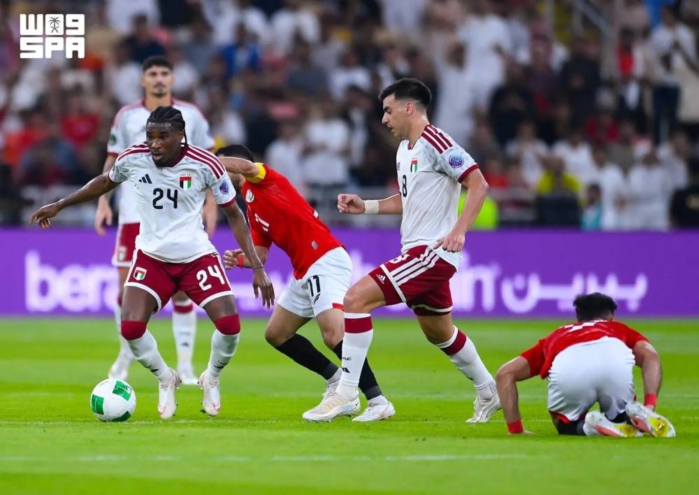 آمال الأحمر معلقة بالأبيض