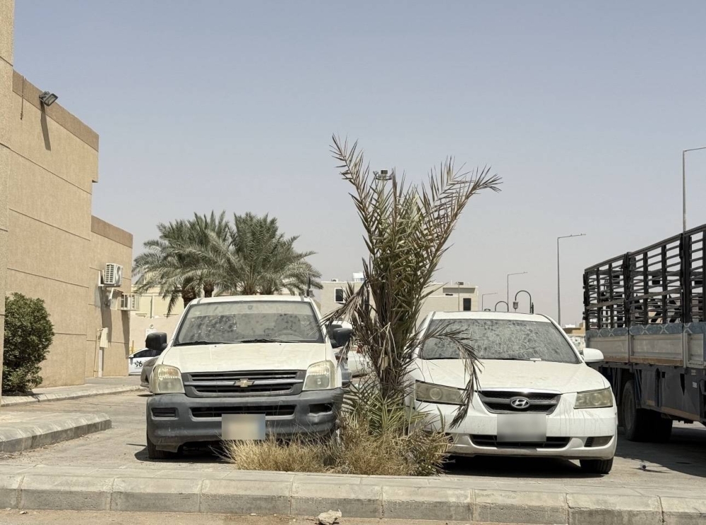 مواقف المساجد تتحول إلى مستودعات مفتوحة