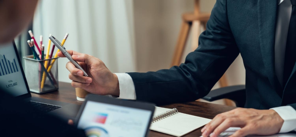 ألقاب مهنية تتجاوز الخبرة.. من يمنح صفة الخبير والمستشار؟