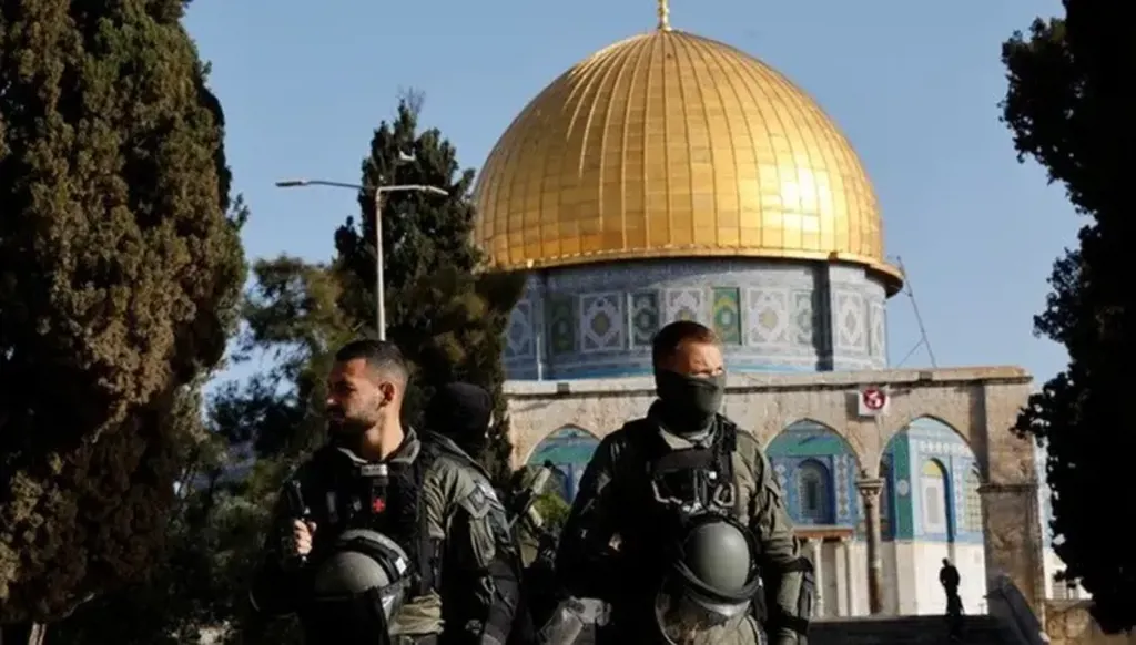 من بينهم بن غفير… مئات المستوطنين يقتحمون باحات الأقصى