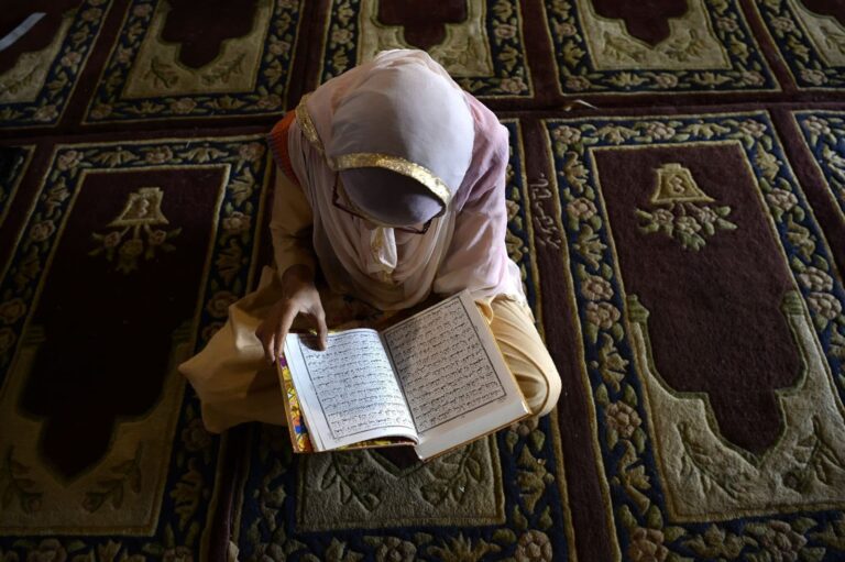 هل يجب رد السلام أثناء قراءة القرآن؟.. أمين الإفتاء يجيب