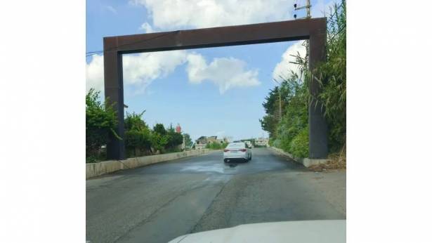 تسرّب مياه وحفرة وسط طريق صيدا – جزين… ومصلحة الليطاني تبدأ أعمال الصيانة