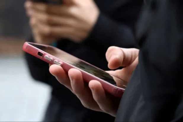 Smaller Phone and Laptop Makers Dig in for Years of Memory Scarcity