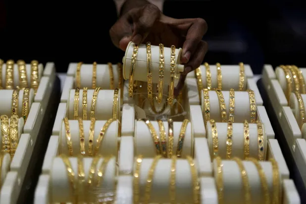 Gold Extends Gains to Scale One-week High as Crude Prices Ease