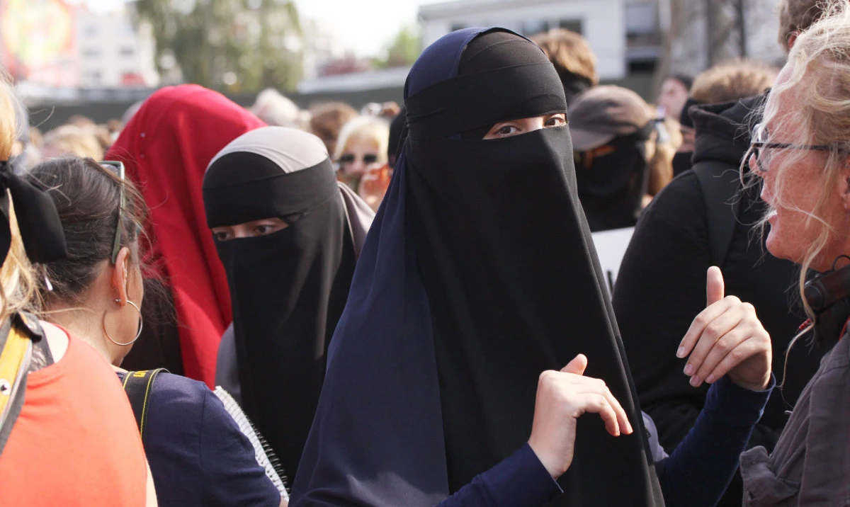 Italy bans burqas in schools, caps numbers of foreign students per class