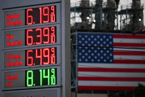 Oil Gains on Little Sign of Progress in US-Iran Talks