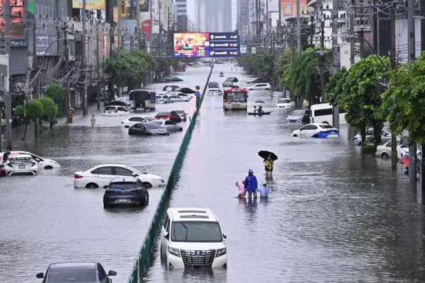 Bangkok Floods Force Thousands into Shelters