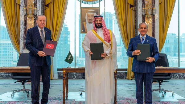 اجتماع عاجل لرؤساء الأركان.. وزراء خارجية اتفاق مكة يدينون الاعتداء على المنشآت السعودية