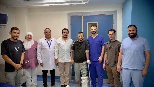 إعادة بناء 6 سنتيمترات من عظمة الساق المفقودة في مستشفى العريش باستخدام جهاز إليزاروف