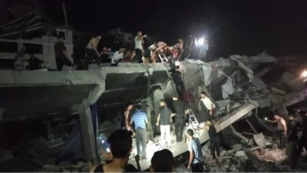 5 قتلى وعشرات المفقودين في انهيار مبنى سكني غرب قطاع غزة