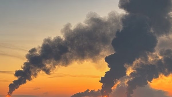 دخان كثيف يغطي موسكو.. زيلينسكي: استهدفنا منشآت نفطية بمليارات الدولارات