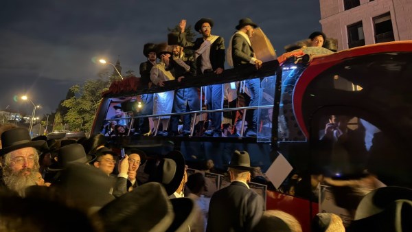 «الموت أهون من التجنيد».. آلاف الحريديم يُشعلون شوارع القدس بمسيرة ضد الجيش الإسرائيلي