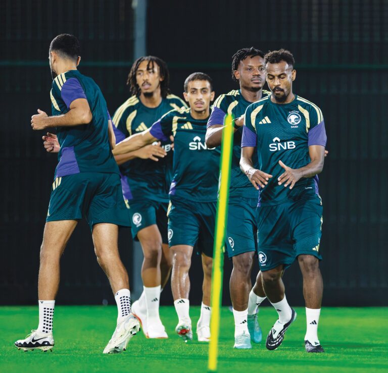 دونيس يواجه الإعلام ولاعبو الأهلي ينتظمون