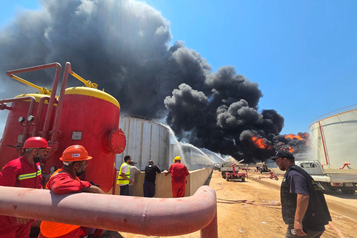 Armed group shuts Libya oil pipeline valve, threatens Sharara output