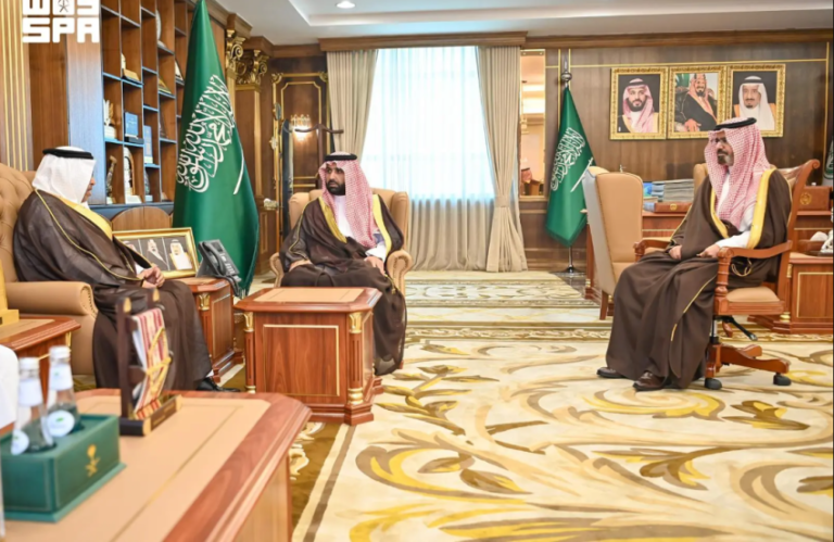 أمير منطقة جازان يطّلع على برامج الأمانة ومشروعاتها المنفذة مؤخرًا