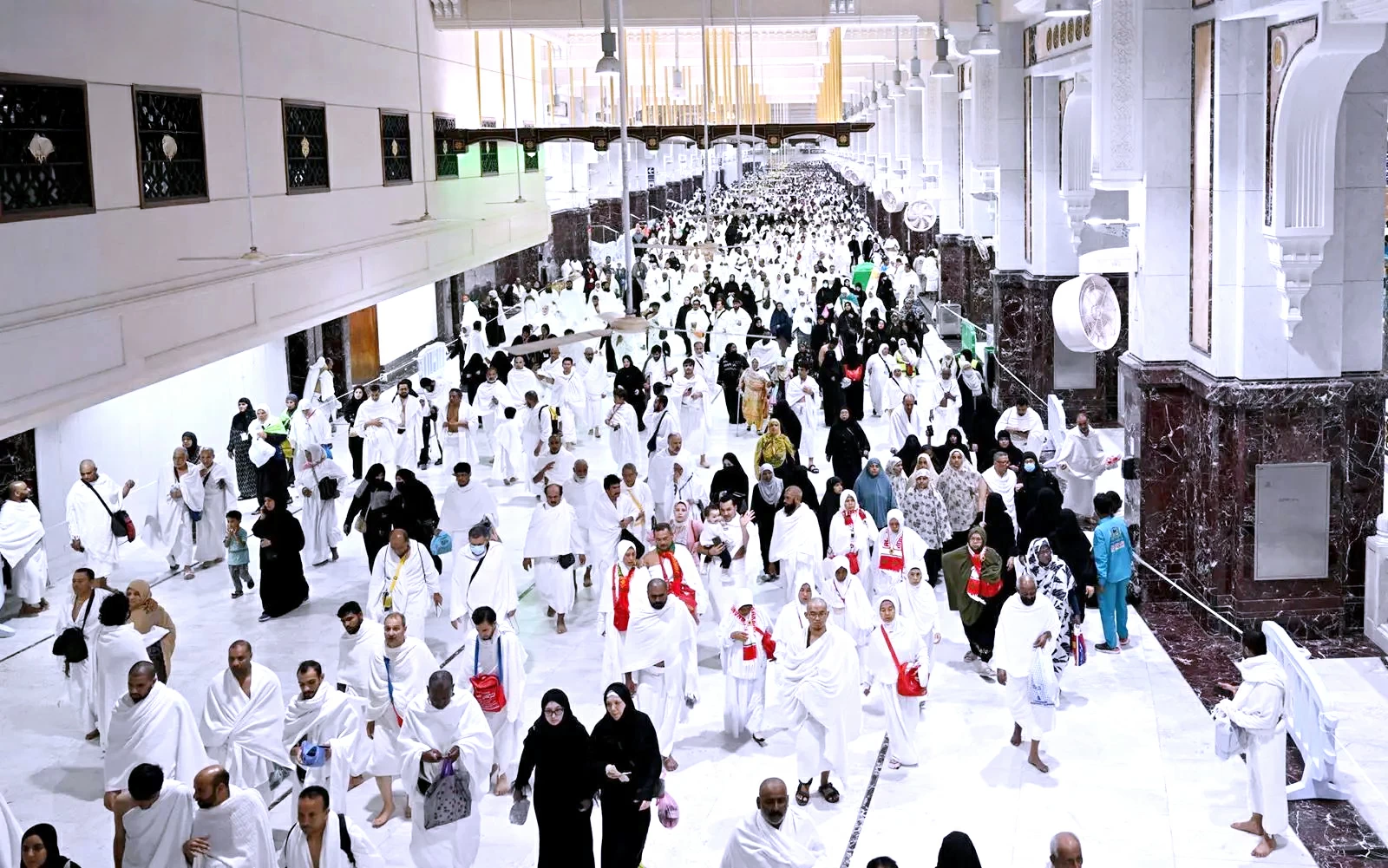الكعبة أمامهم والصاروخ فوقهم.. حين تبدلت نوافذ المعتمرين من أغلى مشهد إلى لوحة إنذار!