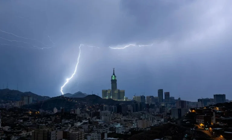 صواعق رعدية ورياح على مكة والجموم
