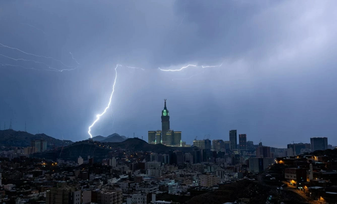 صواعق رعدية ورياح على مكة والجموم