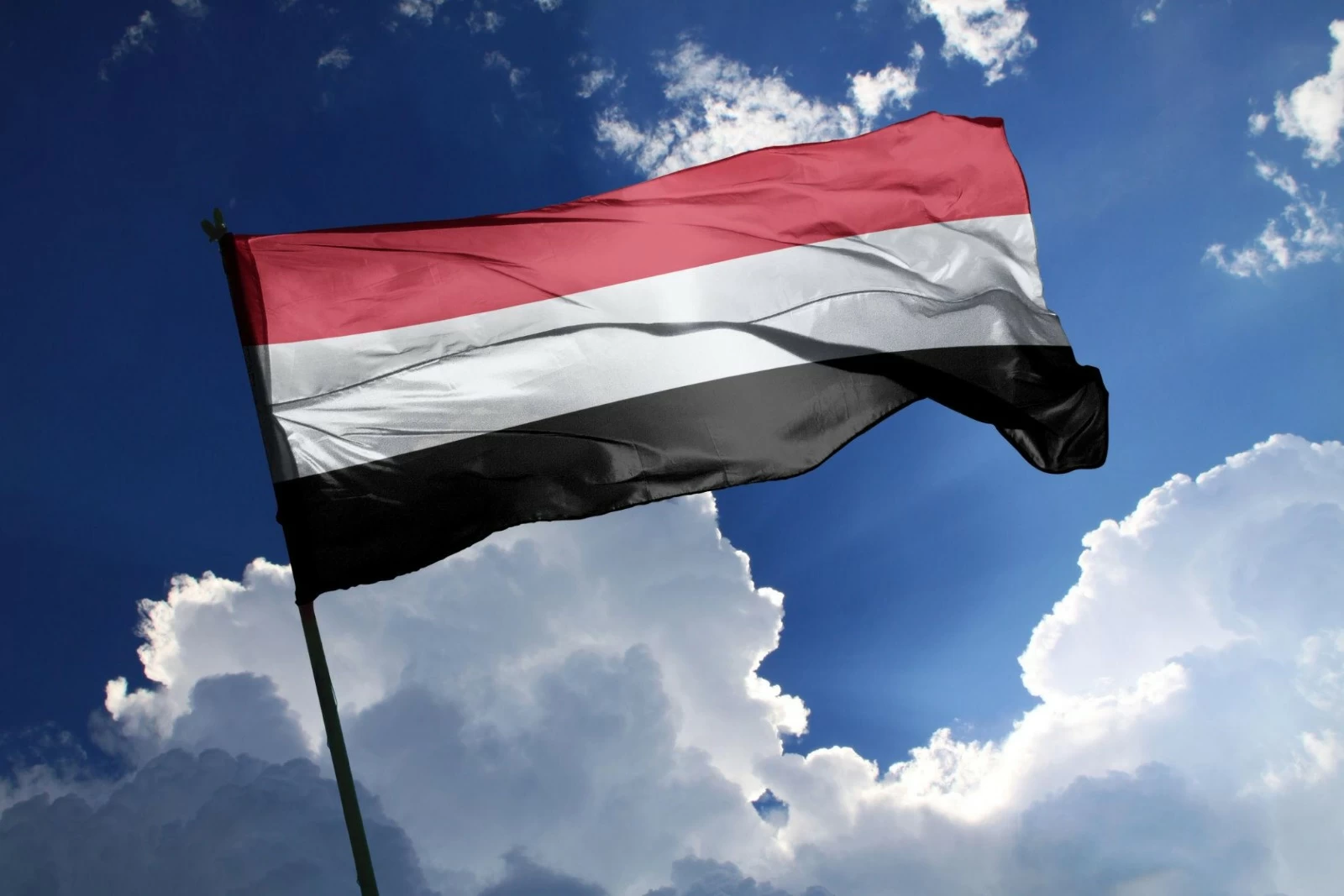 الحكومة اليمنية تدين محاولة الحوثيين استهداف مكة وتؤيد إجراءات التحالف