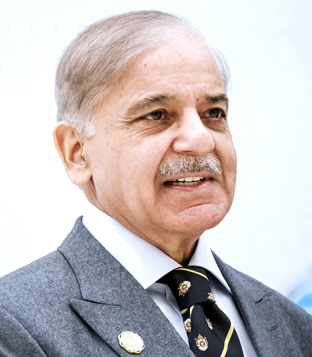 رئيس الوزراء الباكستاني: نقف كتفاً إلى كتف دفاعاً عن السيادة السعودية ومكة