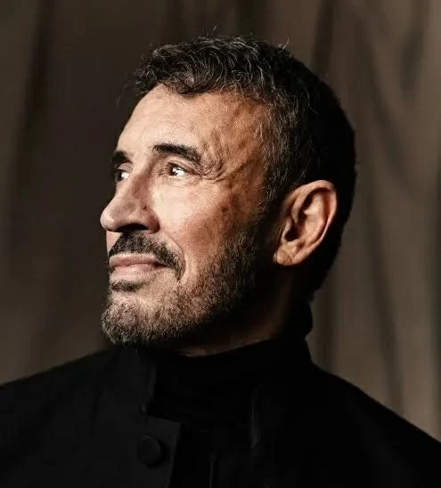 سأل عنها فور وصوله.. من هي السيدة الثمانينية التي هزت مشاعر كاظم الساهر؟