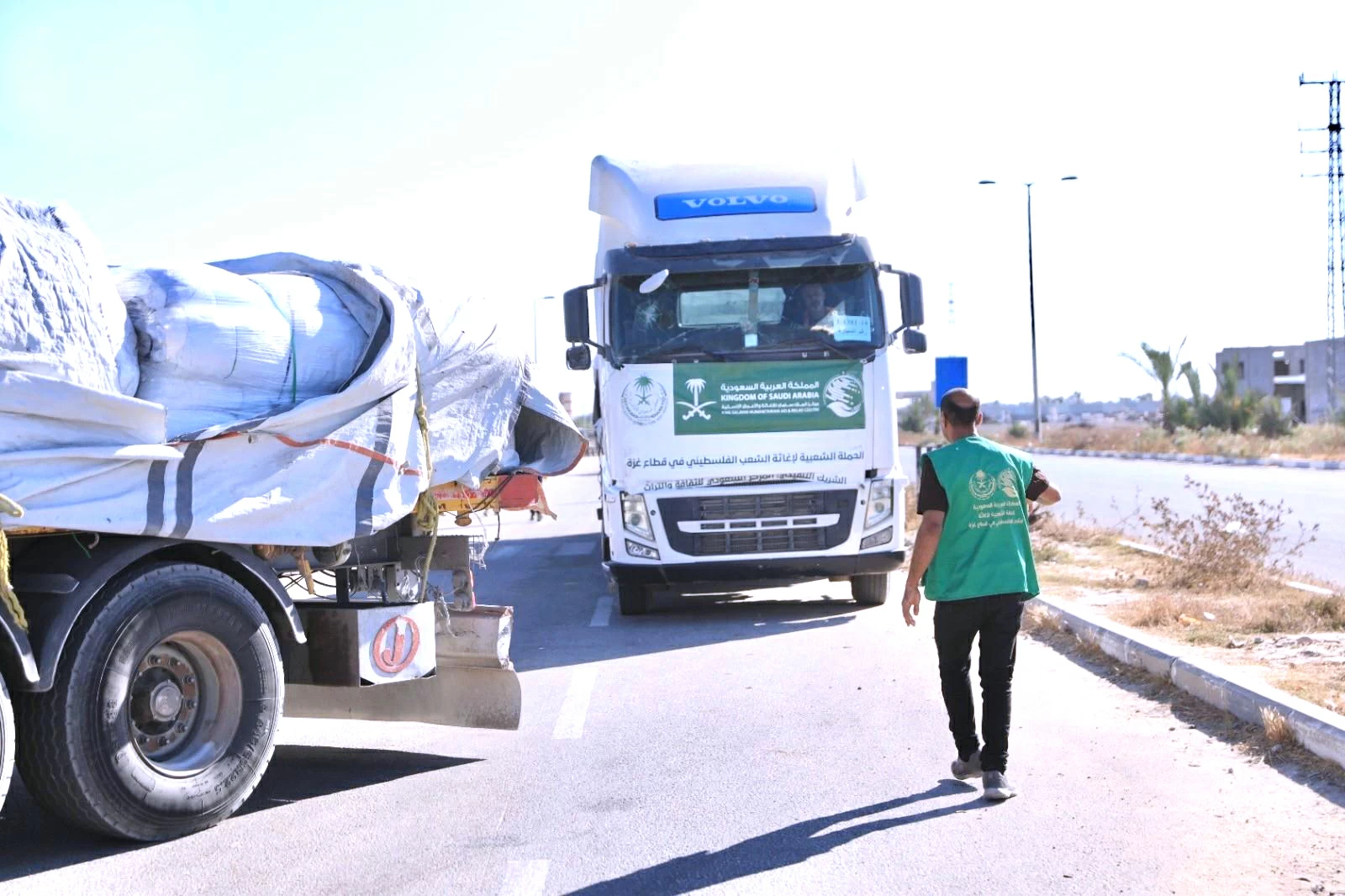 مساعدات سعودية تصل غزة محمّلة بالخيام