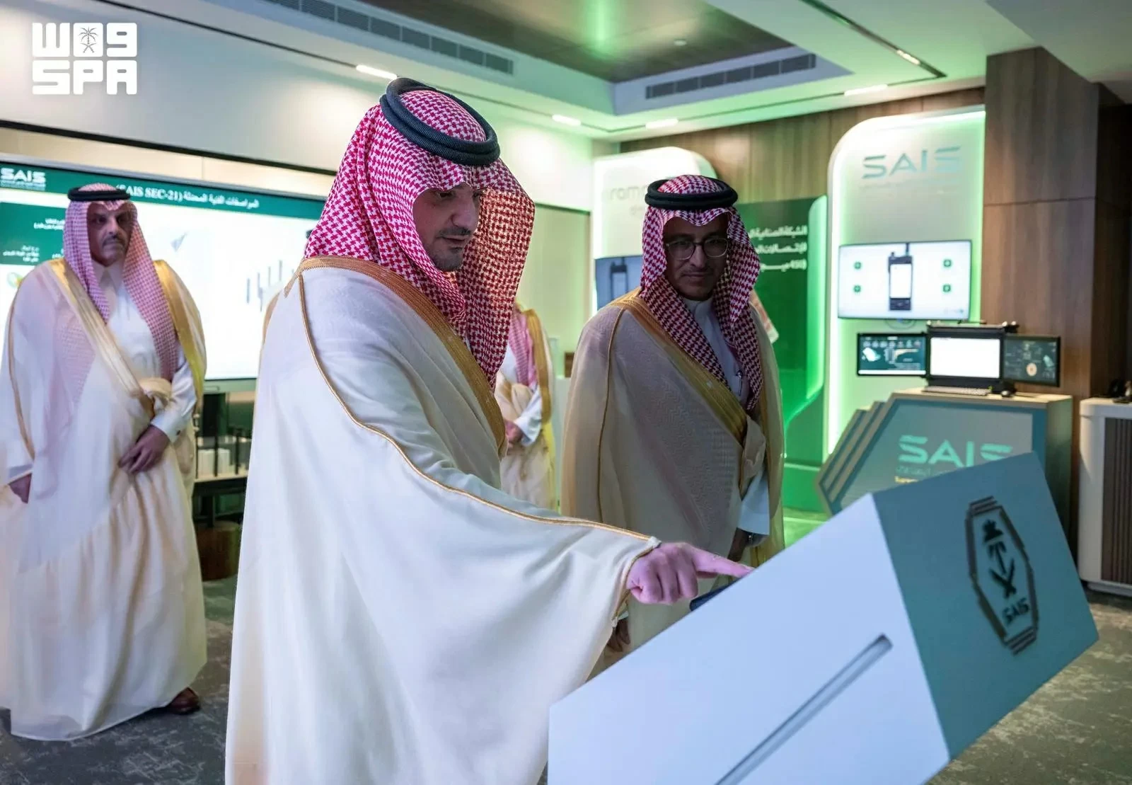 وزير الداخلية يدشّن المنصة الموحدة ومركز عمليات الأمن الصناعي «مرقب»