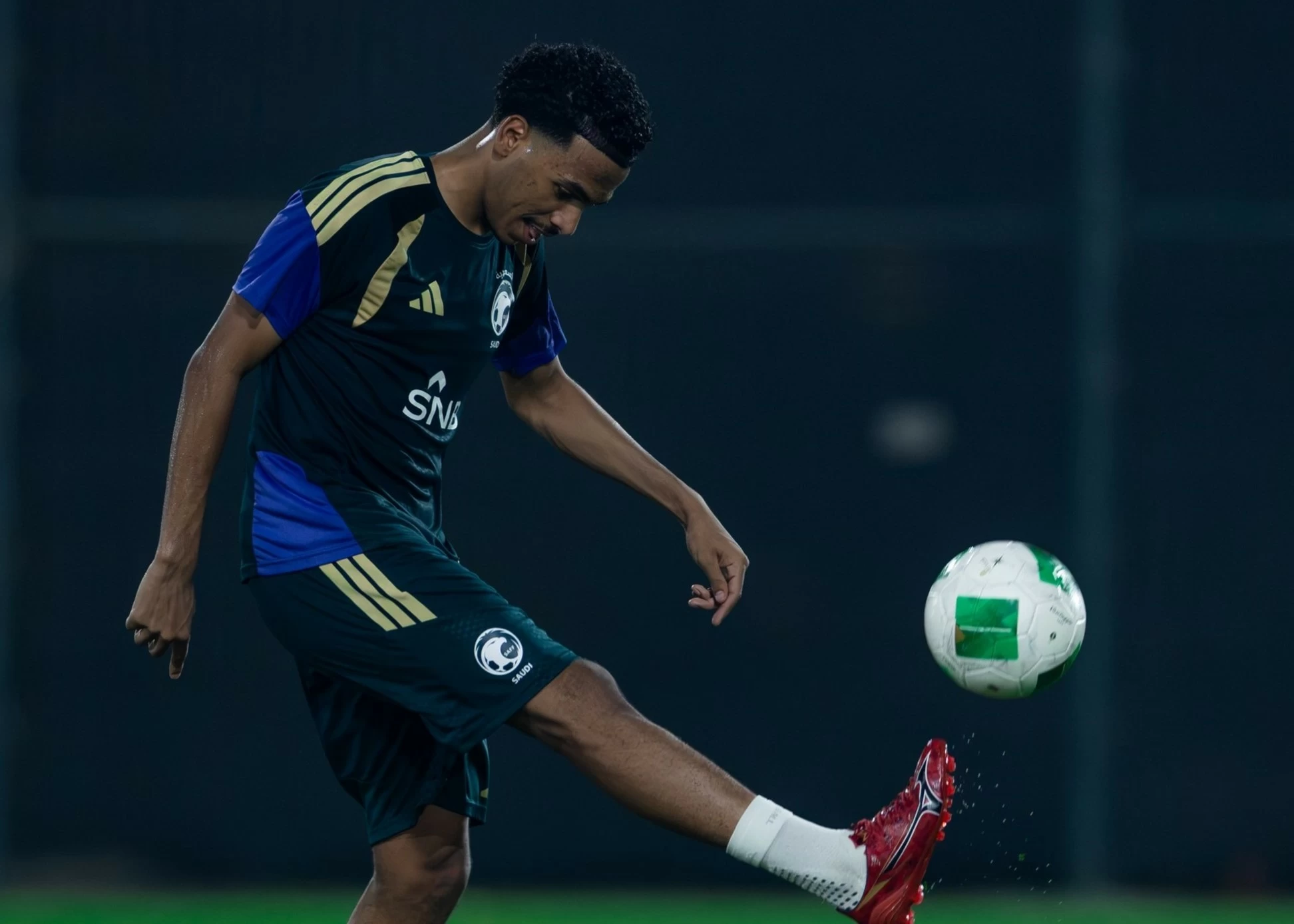 بين بيان الاستبعاد واعتذار اللاعب.. ماذا فعل مصعب الجوير؟