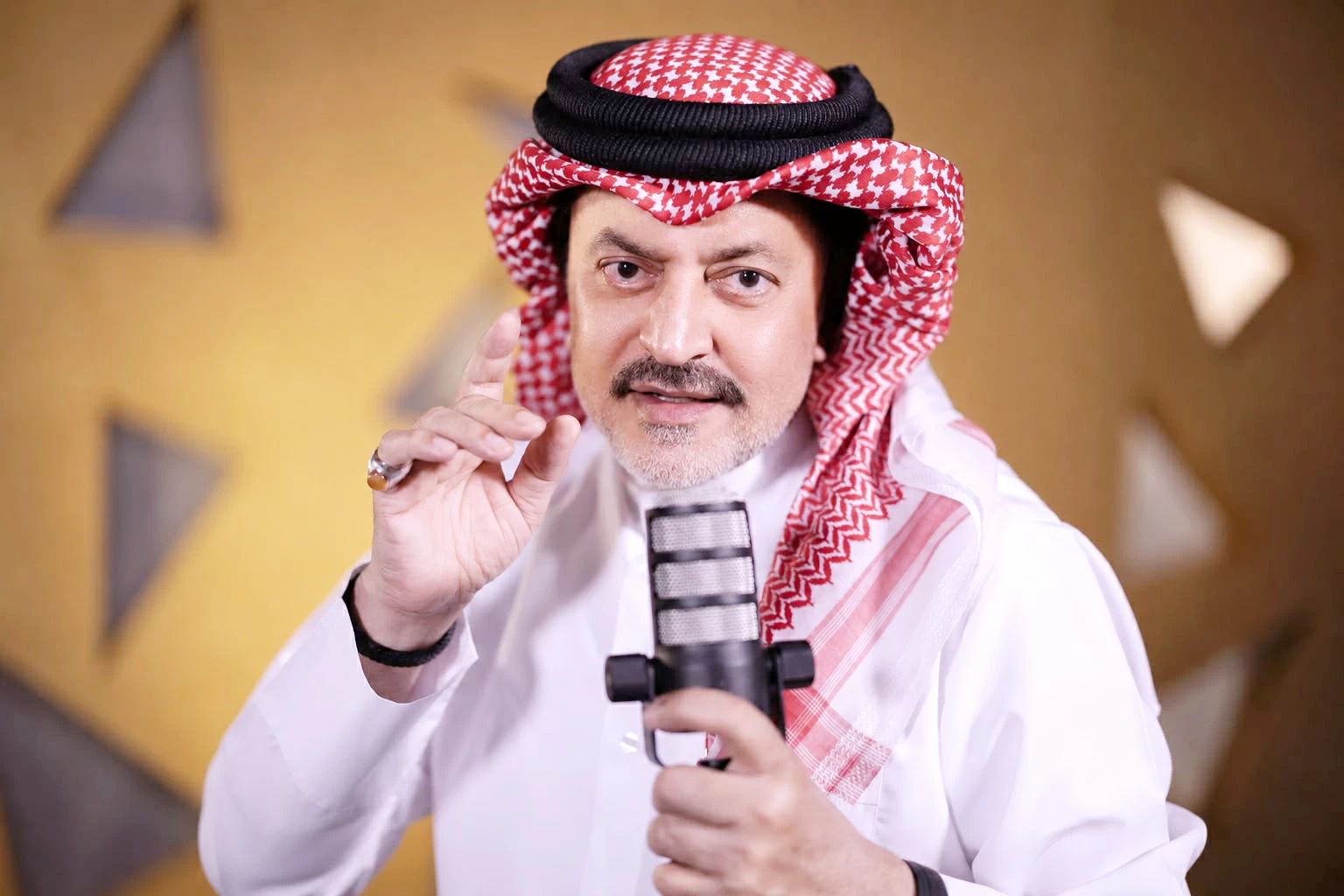 علي عبدالستار لـ«عكاظ»: أعيد أرشيفي في «جلسة الحبايب»