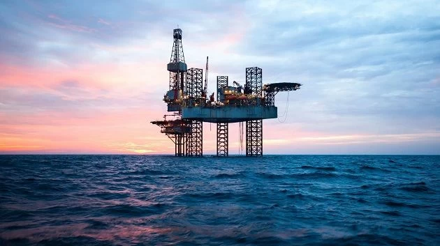 النفط يعمّق خسائره.. ويتراجع بأكثر من 3%