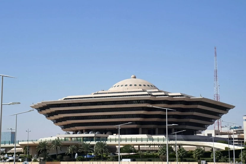 «الداخلية»: 100,000 ريال غرامة للمنشأة المشغلة للوافدين المخالفين للأنظمة