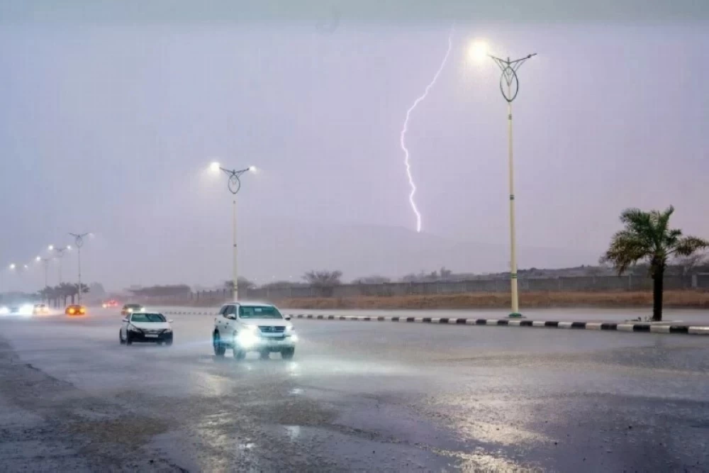 «الأرصاد» تنبه: صواعق وجريان سيول ورياح في 3 مناطق