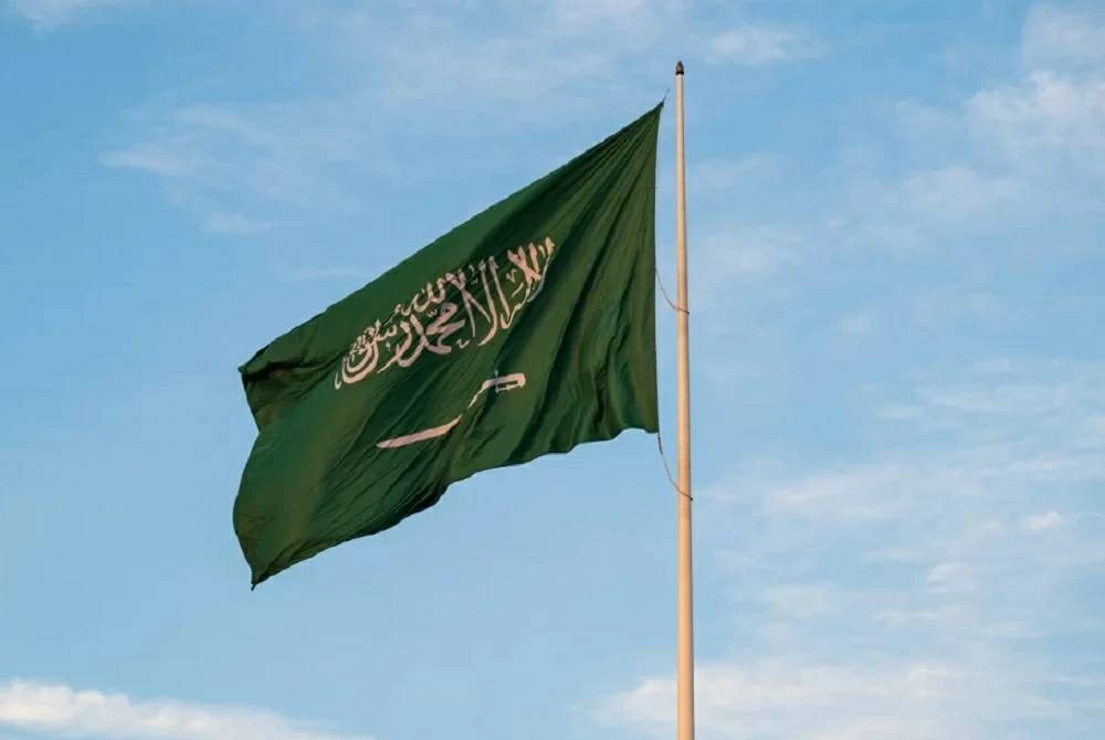 احتفاءً بيوم الوطن.. علم السعودية يرفرف فوق أعلى سارية بمكة