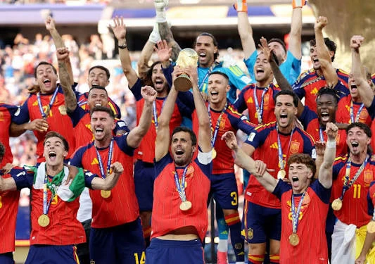 مليون يورو.. نجم إسبانيا يفاجئ موظفي الاتحاد بلفتة استثنائية