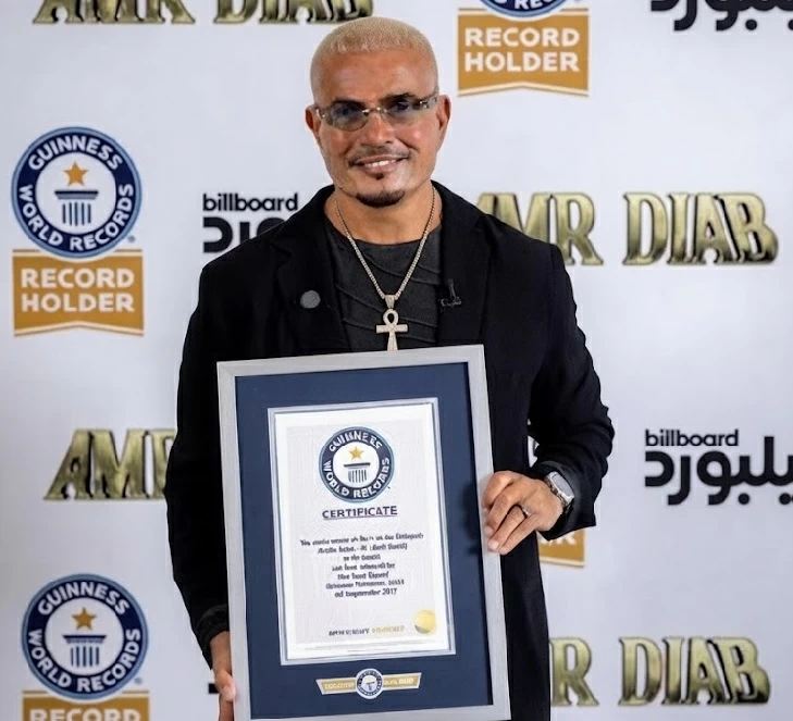  69 أسبوعًا من الصدارة.. عمرو دياب يحصد لقبًا عالميًا جديدًا