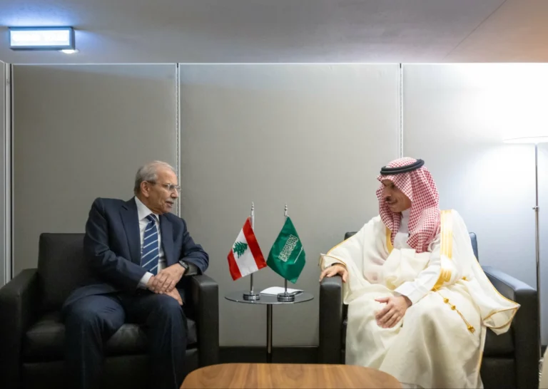 وزير الخارجية ورئيس وزراء لبنان يستعرضان العلاقات الثنائية ومستجدات المنطقة