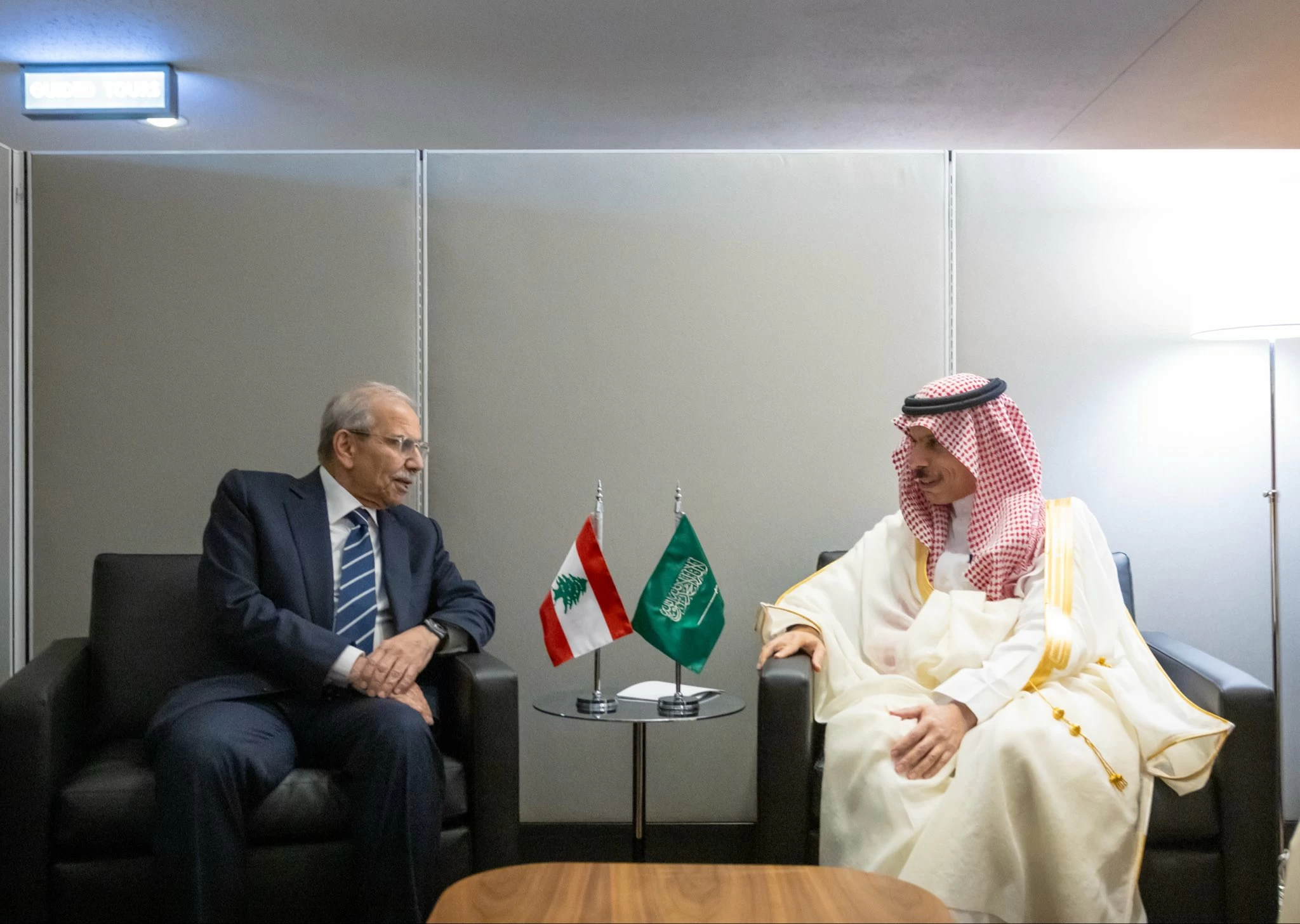 وزير الخارجية ورئيس وزراء لبنان يستعرضان العلاقات الثنائية ومستجدات المنطقة