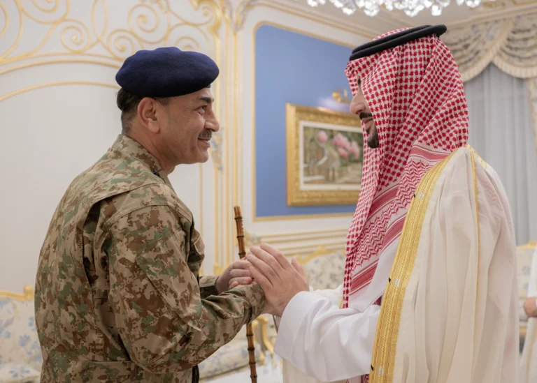 وزير الدفاع وقائد الجيش الباكستاني يبحثان الاعتداءات الآثمة التي استهدفت مكة
