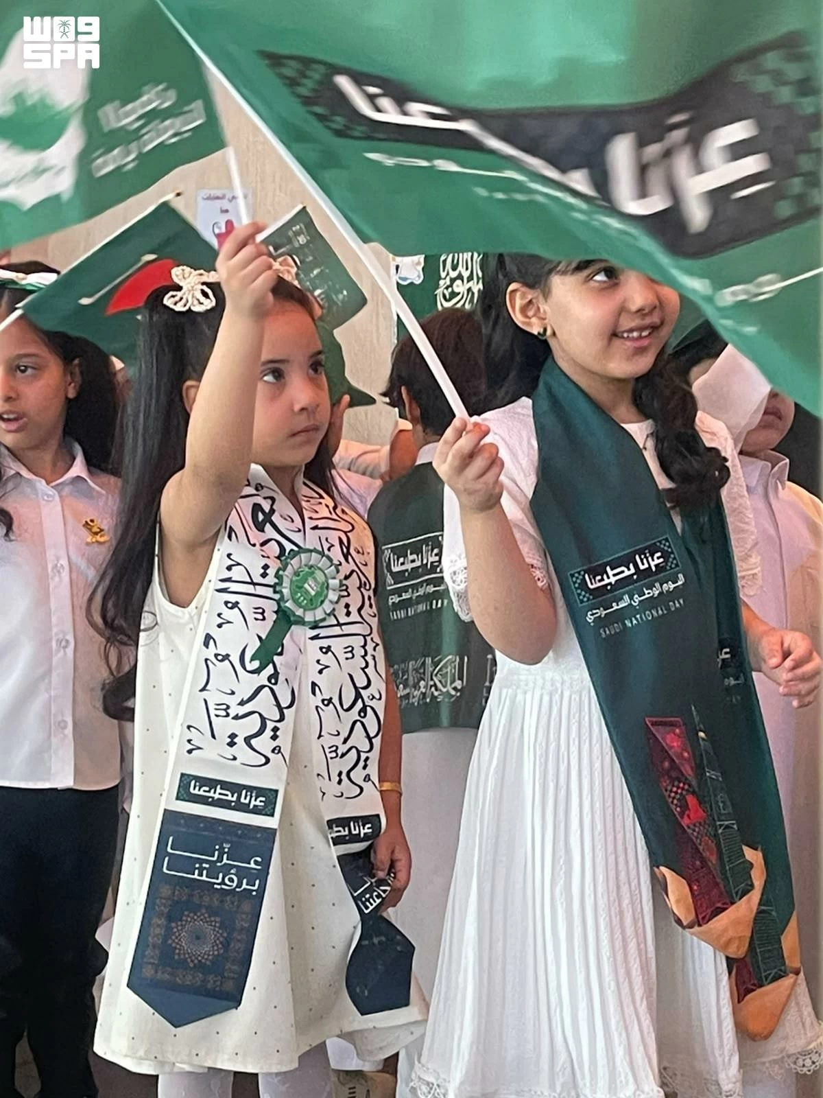 مع عودتهم للمدارس.. طلاب وطالبات السعودية يحتفون باليوم الوطني