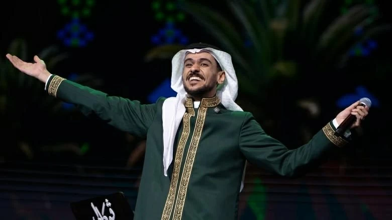 بعد عقد قرانه.. الفنان عايض يغني مع جمهوره في الرياض «طاب ليلك ياعريس»