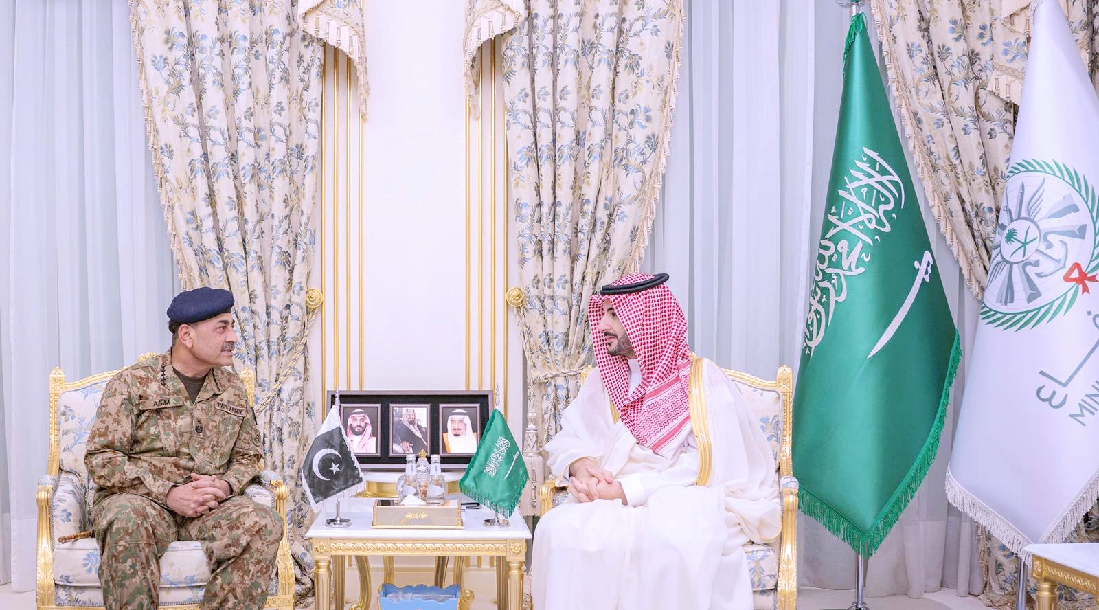 وزير الدفاع وقائد الجيش الباكستاني يؤكدان مواصلة مواجهة الاعتداءات وفق «اتفاقية مكة»