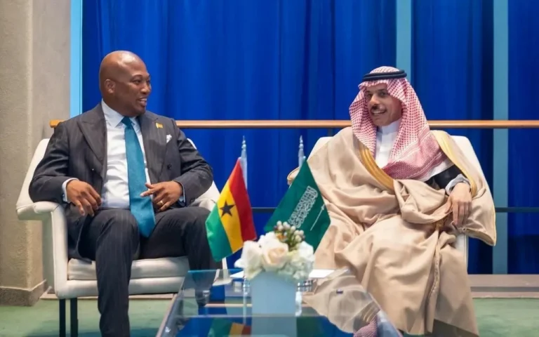 وزير الخارجية يبحث مع نظيره الغاني تعزيز العلاقات الثنائية