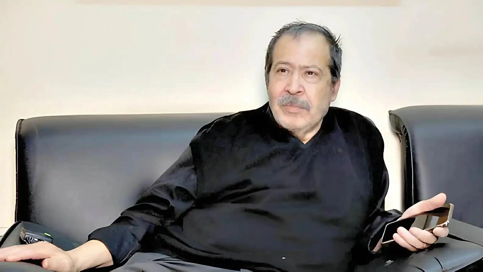 أخطاء طبية تعيد فناناً مصرياً للعناية المركزة.. ماذا قالت زوجته؟