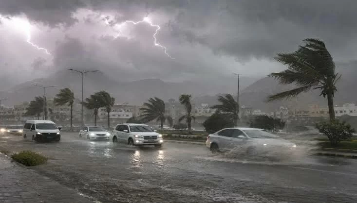 إنذار أحمر على جازان.. صواعق وبرد وجريان سيول